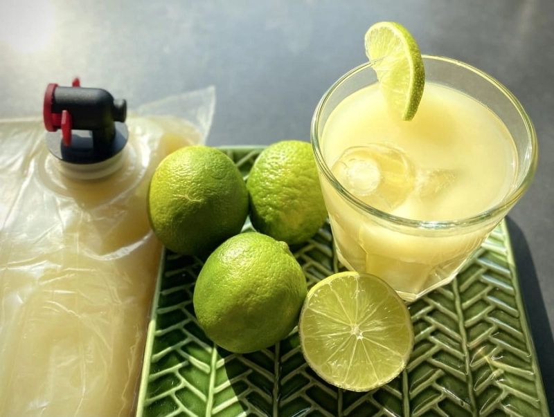 W spółce z naturą sok tłoczony z limonki - sok w szklance