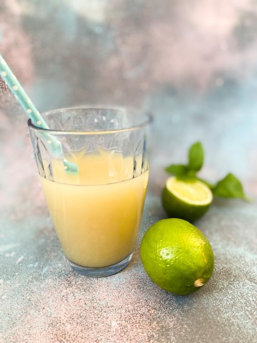 W spółce z naturą sok tłoczony z limonki - sok w szklance