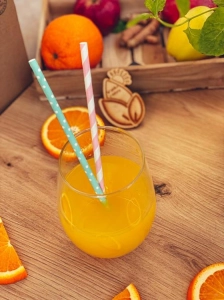 W spółce z naturą sok tłoczony pomarańczowy - sok w szklance
