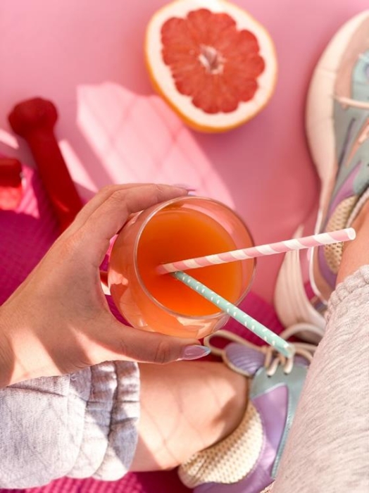 W spółce z naturą sok tłoczony z grejpfruta - sok w szklance
