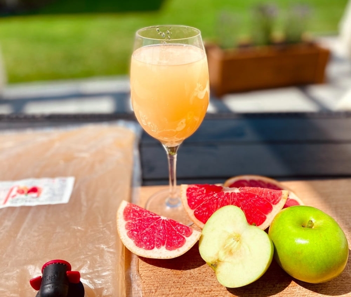 W spółce z naturą sok tłoczony jabłkowy z grejpfrutem 100% - sok w szklance