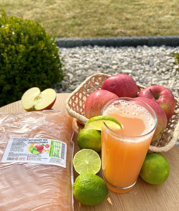 W spółce z naturą sok tłoczony jabłko limonka - sok w szklance