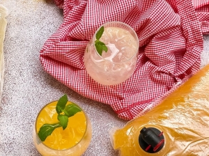 W spółce z naturą Lemoniada cytrynowa i Lemoniada mango-pomarańcza NFC - sok w szklankach