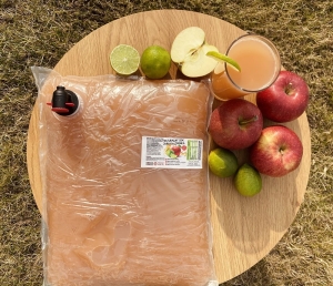 W spółce z naturą sok NFC jabłko limonka - sok w szklance