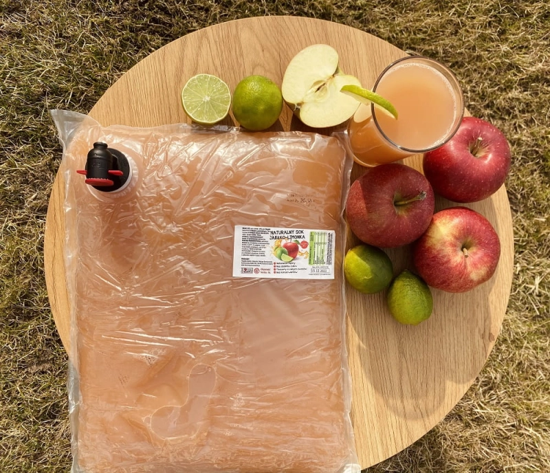 W spółce z naturą sok NFC jabłko limonka - sok w szklance