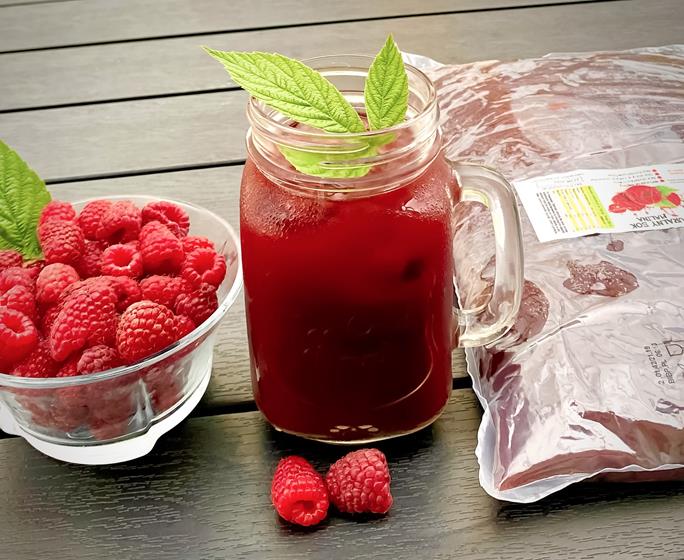 W spółce z naturą sok NFC jabłko malina - sok w szklance