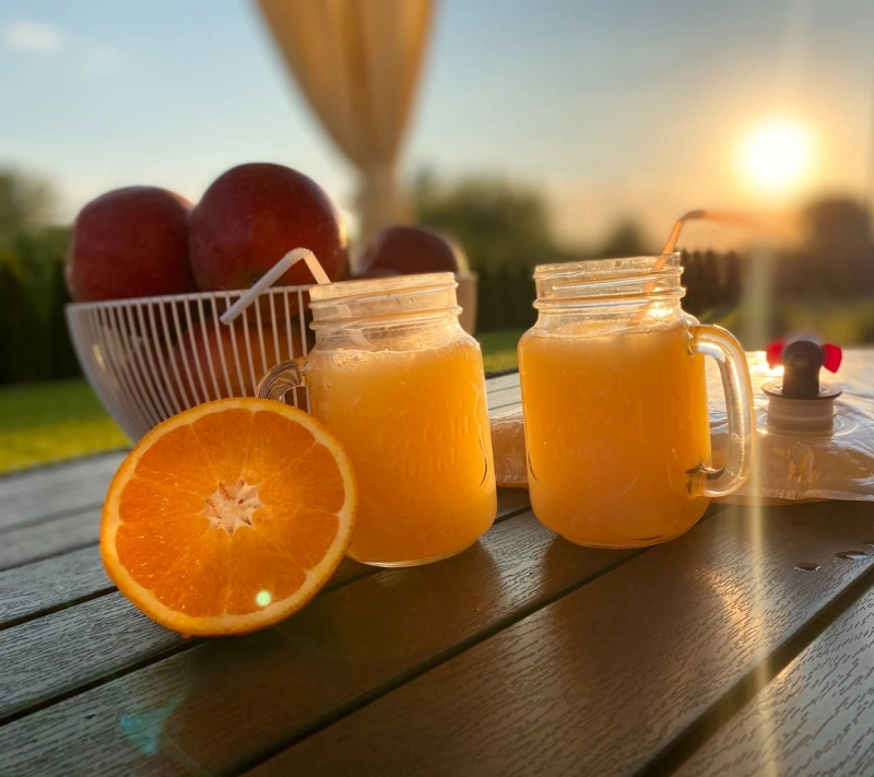W spółce z naturą sok tłoczony jabłkowy z pomarańczą - sok w szklankach