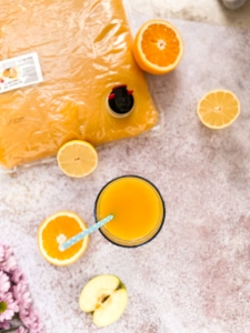 W spółce z naturą sok NFC z pomarańczy 100% - sok w szklance
