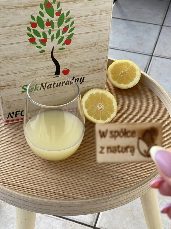 W spółce z naturą sok tłoczony z cytryn 100% - sok w szklance