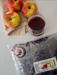 W spółce z naturą sok NFC  jabłko czarny bez - sok w szklance