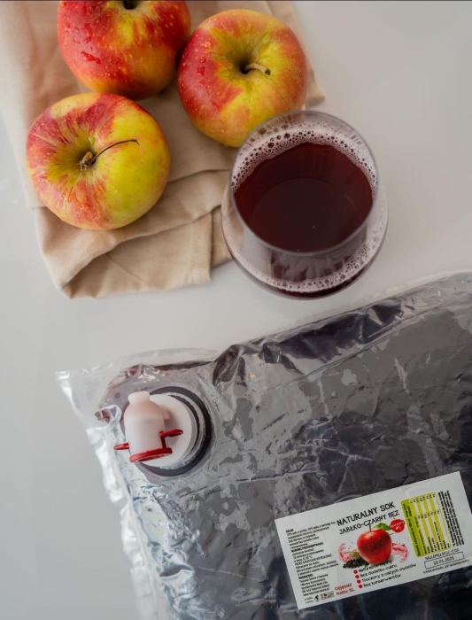 W spółce z naturą sok NFC  jabłko czarny bez - sok w szklance