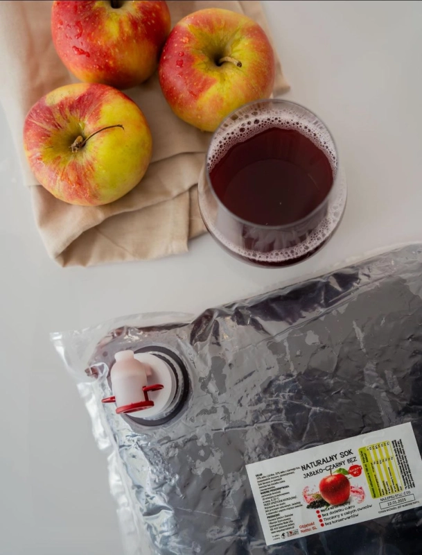 W spółce z naturą sok NFC  jabłko czarny bez - sok w szklance