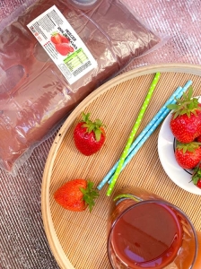 W spółce z naturą sok tłoczony truskawkowy 100% - sok w szklance