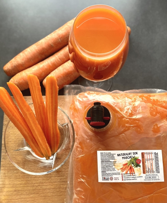 W spółce z naturą sok tłoczony marchewkowy 100% - sok w szklance
